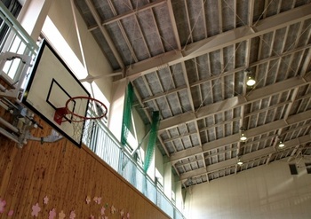 ブログ記事_トップ画像_体育館のバスケットゴール