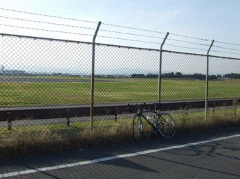横田基地のフェンス